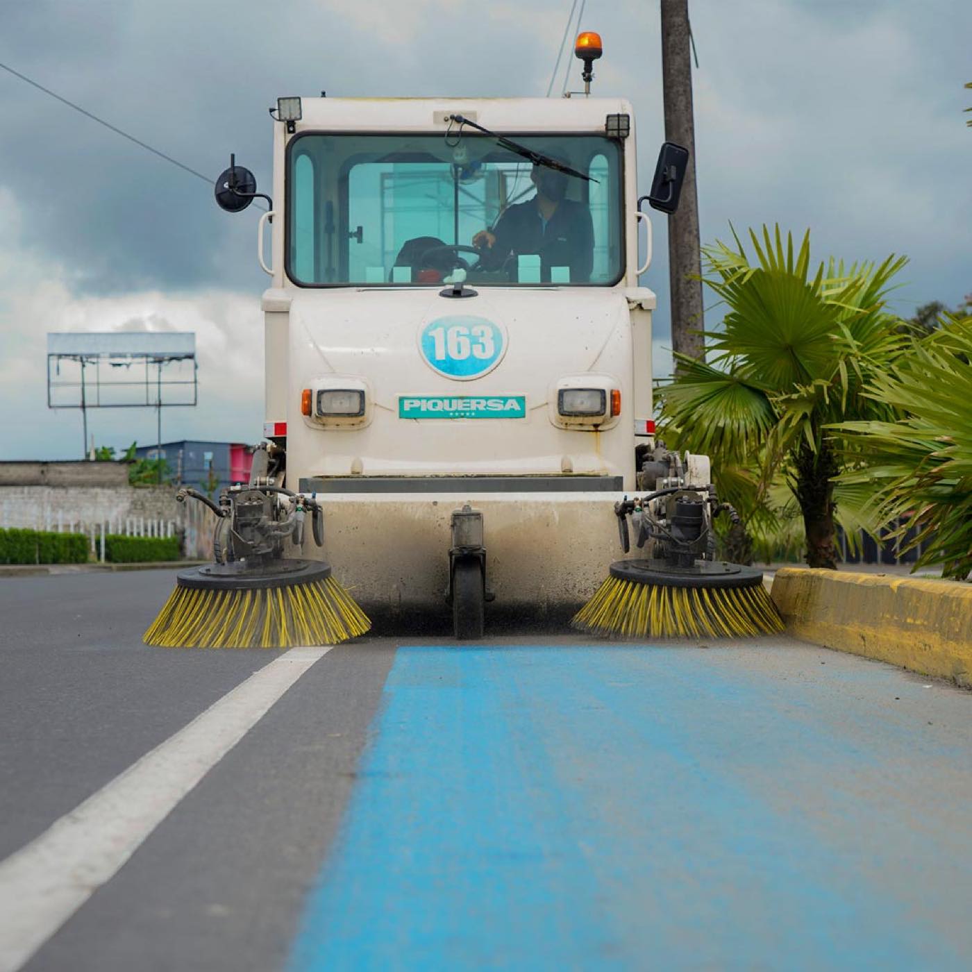 Barredora de CIMERCONSA operando en vía urbana